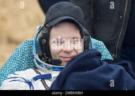 Expedition 63 Roscosmos cosmonauta Ivan Vagner viene visto fuori dalla navicella spaziale Soyuz MS-16 dopo essere atterrato con il cosmonauta Roscosmos Anatoly Ivanishin e l'astronauta della NASA Chris Cassidy in un'area remota vicino alla città di Zhezkazgan, Kazakistan, giovedì 22 ottobre 2020, ora del Kazakistan (21 ottobre ora orientale). Cassidy, Ivanishin e Vagner tornarono dopo 196 giorni nello spazio dopo aver servito come membri dell'equipaggio della Expedition 62-63 a bordo della stazione spaziale Internazionale. Foto Stock