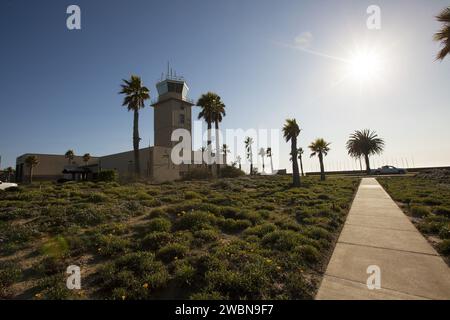 VANDENBERG AFB, California -- la torre di controllo del traffico aereo per il campo di aviazione del 30th Space Wing alla Vandenberg Air Force base in California. La Vandenberg Air Force base ha la missione di posizionare i satelliti in orbita polare dalla West Coast, utilizzando booster spendibili come Pegasus, Taurus, Minotaur, Atlas V e Delta IV Foto Stock