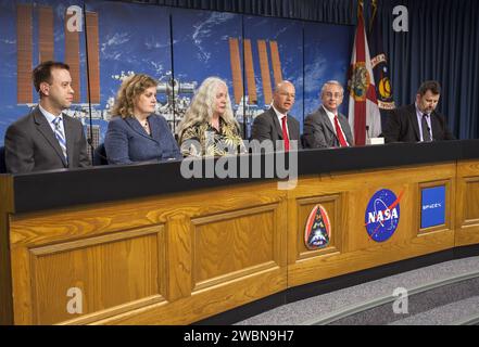 CAPE CANAVERAL, Ban. - I media che hanno partecipato a una conferenza stampa pre-lancio al Kennedy Space Center, Flag. Hanno sentito dei funzionari che hanno discusso dei carichi da lanciare a bordo di una capsula SpaceX Dragon. Da sinistra ci sono Josh Byerly della NASA Public Affairs presso il Johnson Space Center, Julie Robinson, scienziata del programma NASA per la stazione spaziale Internazionale, Simon Gilroy, pH.D., BRIC-17 Lead Investigator dell'Università del Wisconsin, Marshall Porterfield, direttore di divisione della Life and Physical Sciences presso il quartier generale della NASA, Michael Johnson, direttore tecnico per NanoRacks, e Michael Robe Foto Stock