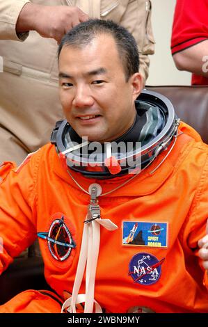 Lo specialista missione STS-114 Soichi Noguchi si prepara per il suo primo volo sullo Space Shuttle Discovery per la missione di ritorno al volo sulla ISS. Il lancio del Discovery è previsto dal Pad 39B alle 10:39 del mattino EDT, con una missione di 12 giorni che termina presso lo Shuttle Landing Facility il 7 agosto. Foto Stock