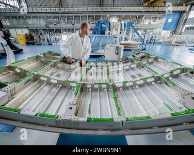 Mentre gli ingegneri in Europa continuano a equipaggiare il modulo di servizio della navicella spaziale Orion per Artemis i in preparazione per la spedizione al Kennedy Space Center della NASA in Florida il prossimo anno, stanno già iniziando i lavori sul modulo di servizio che alimenterà, promuoverà, raffreddare e fornire aria e acqua per la prima missione con equipaggio nella navicella Orion nei primi anni '2020 Il 19 settembre 2017, i tecnici della Thales Alenia di Torino, in Italia, lavorano sulla struttura primaria del modulo di servizio europeo che trasporterà gli astronauti in Orion Beyond the Moon durante Artemis II ESA (Agenzia spaziale europea) e suoi contraenti Foto Stock