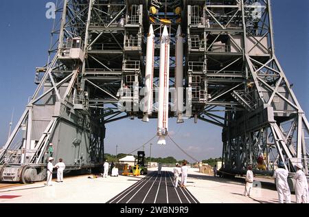 KENNEDY SPACE CENTER, BAN. Il terzo razzo solido si unisce agli altri due del Launch Complex 17-A, Cape Canaveral Air Force Station. Saranno accoppiati al razzo Delta II per il lancio della sonda Genesis. Genesis catturerà campioni degli ioni e degli elementi nel vento solare e li restituirà sulla Terra affinché gli scienziati utilizzino per determinare l'esatta composizione del Sole e l'origine del sistema solare. Il progetto Genesis della NASA è gestito dal Jet Propulsion Laboratory di Pasadena, California. La Lockheed Martin Astronautics costruì la navicella Genesis per la NASA a Denver, Colorado. Lancio di Genesis Foto Stock