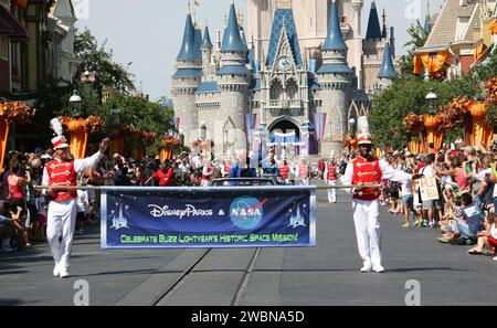 CAPE CANAVERAL, Ban. – Al Magic Kingdom di Walt Disney World di Orlando, Flag., una sfilata di ticker-tape dà ufficialmente il benvenuto al ranger spaziale giocattolo Buzz Lightyear, a casa dallo spazio. L'astronauta NASA Apollo 11 Buzz Aldrin, dietro lo striscione, e il comandante della stazione spaziale Internazionale Mike Fincke sono presenti nella processione. L'action figure alta 12 cm trascorse più di 15 mesi a bordo della stazione spaziale Internazionale e tornò sulla Terra a bordo dello Space Shuttle Discovery l'11 settembre con l'equipaggio STS-128. L'avventura spaziale di Lightyear, una collaborazione tra NASA e Disney Parks, è destinata a condividere la e Foto Stock