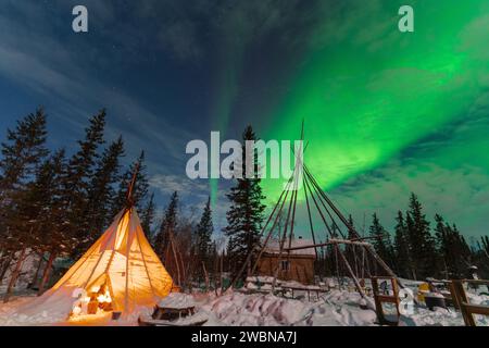 Aurora boreale, aurora boreale, sopra la tenda aborigena teepee a Yellowknife, territori del Nord-Ovest, Canada Foto Stock