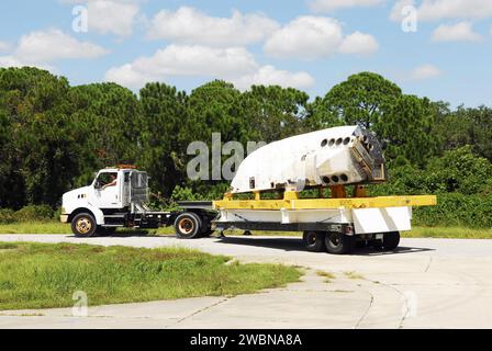 CAPE CANAVERAL, Ban. – Al Kennedy Space Center della NASA in Florida, un camion trasporta il pod del sistema di manovra orbitale (OMS) della Discovery dalla Hypergol Maintenance Facility alla Orbiter Processing Facility (OPF). L'OMS è stato restituito dal White Sands Space Harbor nel New Mexico, dove è stato sottoposto a un completo dissanguamento e pulizia. Il lavoro fa parte del processo di transizione e ritiro dello Space Shuttle Program della Discovery. La navetta andrà al National Air and Space Museum dello Smithsonian, al Steven F. Udvar-Hazy Center di Chantilly, Virginia Foto Stock