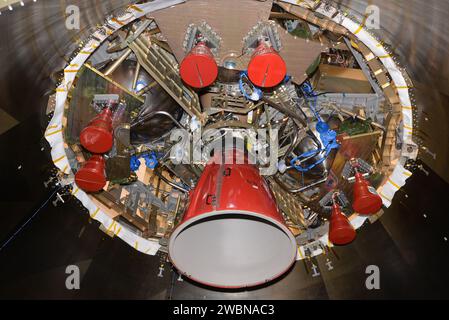 Il modello di test del modulo di servizio europeo è valutato presso la stazione Plum Brook della NASA in Ohio, installata sul veicolo spaziale Adapter for Orion, e sottoposta a test acustici, shock e vibrazioni il 23 gennaio 2016. Foto Stock