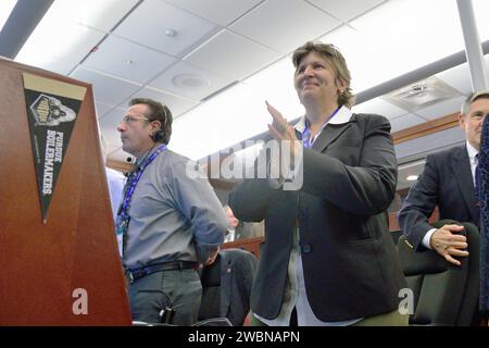 Julie Kramer, Chief Engineer di Orion, celebra il successo dello splashdown di Orion nell'Oceano Pacifico dopo l'Exploration Flight test-1 (EFT-1) nel Building AE presso la Cape Canaveral Air Force Station il 5 dicembre 2014. La navicella spaziale Orion ha orbita intorno alla Terra due volte, raggiungendo un'altitudine di circa 3.600 miglia sopra la Terra prima dell'atterraggio. Nessuno era a bordo di Orion per questo test di volo, ma la navicella è progettata per permetterci di viaggiare verso destinazioni mai visitate prima dagli umani, tra cui un asteroide e Marte. Parte del trasferimento batch dell'immagine da Flickr. Foto Stock