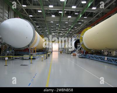 Il Delta IV Heavy Launch Vehicle usato per lanciare Orion on on Exploration Flight test-1 (EFT-1) è assemblato presso la United Launch Alliance a Decatur, ALABAMA, l'11 dicembre 2013. Parte del trasferimento batch dell'immagine da Flickr. Foto Stock