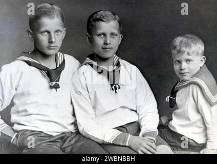 Questa è una foto d'infanzia del Dr. Von Braun (centro) con i suoi fratelli. Il Dr. Wernher von Braun è nato a Wirsitz, Germania, il 23 marzo 1912. I suoi sogni d'infanzia di volo spaziale marchiato si realizzarono quando razzi giganti Saturn, sviluppati sotto la sua direzione al Marshall Space Flight Center della NASA, portarono la navicella spaziale Apollo sulla Luna. La sua vita era dedicata ad espandere la conoscenza dell'uomo attraverso l'esplorazione dello spazio. Foto Stock