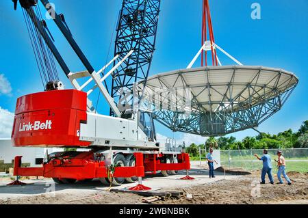 KENNEDY SPACE CENTER, FLA. - In un sito radar a North Merritt Island, Ban., l'antenna radar in banda C da 50 piedi viene sollevata da terra. Verrà collocato sulla sommità di una struttura di supporto. Il radar verrà utilizzato per le missioni Shuttle per tracciare i lanci e osservare eventuali detriti provenienti dallo Shuttle. Verrà utilizzato per la prima volta su STS-114. La finestra di lancio per la prima missione di ritorno al volo va dal 13 al 31 luglio. Foto Stock