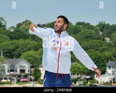 Dartmouth, Canada. 6 agosto 2022. Medaglie d'oro e campione del mondo Josef Dostal dalla Repubblica Ceca che celebra la sua cerimonia di premiazione nell'evento K1 Men 500 m. I Campionati del mondo di canoa e Paracanoe 2022 si svolgono sul lago Banook a Dartmouth (Halifax). Credito: Meanderingemu / Alamy Live News Foto Stock