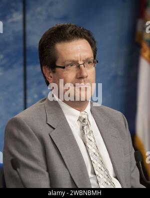 CAPE CANAVERAL, Ban. - I media che hanno partecipato a una conferenza stampa pre-lancio al Kennedy Space Center, Flag. Ha sentito Joel Tumbiolo, ufficiale meteorologico di lancio per il 45th Weather Squadron alla Cape Canaveral Air Force Station. Il lancio previsto per il 1° marzo in cima a un razzo Falcon 9, la capsula SpaceX Dragon farà il suo terzo viaggio verso la stazione spaziale. La missione è il secondo dei 12 voli SpaceX contratti dalla NASA per rifornire il laboratorio orbitale. Foto Stock