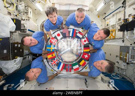 L'equipaggio della Expedition 52 pose per un ritratto in orbita attorno all'airlock interna del modulo JEM (Japanese Experiment Module) a bordo della ISS il 5 agosto 2017, con bandiere di tutti i partner internazionali. L'equipaggio comprende gli astronauti Randy Bresnik, Peggy Whitson, Jack Fischer, i cosmonauti Sergey Ryazanskiy, Fyodor Yurchikhin, e l'astronauta dell'ESA Paolo Nespoli. Foto Stock