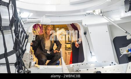 Il vice amministratore della NASA Dava Newman visita il mockup di media fedeltà Orion con il responsabile del programma Orion, Mark Geyer, al Johnson Space Center di Houston l'8 giugno 2015. Parte del trasferimento batch dell'immagine da Flickr. Foto Stock