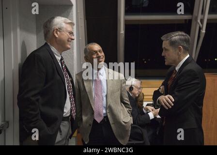 CAPE CANAVERAL, Ban. - Nella sala di fuoco 4 del Launch Control Center del Kennedy Space Center della NASA in Florida, da sinistra, il direttore del Johnson Space Center Michael Coats, l'amministratore della NASA Charles Bolden e il direttore del Kennedy Space Center Robert Cabana trovano qualche minuto per parlare prima del lancio dello Space Shuttle Endeavour. Il lancio della Endeavour nella missione STS-130 verso la stazione spaziale Internazionale avvenne alle 4 14 EST. Questo fu il secondo tentativo di lancio per l'equipaggio STS-130 dello Space Shuttle Endeavour e l'ultimo lancio notturno programmato dello Space Shuttle. Il primo tentativo del 7 febbraio è stato cancellato a causa di Foto Stock