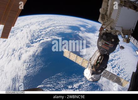 ISS026-e-023340 (31 gennaio 2011) --- Una navicella spaziale russa Sojuz, ancorata alla stazione spaziale Internazionale, è presente in questa immagine fotografata da un membro dell'equipaggio della Expedition 26 a bordo della stazione. Una parte blu e bianca della Terra e l'oscurità dello spazio fanno da sfondo alla scena. Foto Stock
