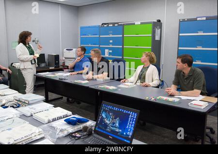 I membri dell'equipaggio della STS-135, tra cui il comandante Chris Ferguson, il pilota Doug Hurley, e gli specialisti della missione Sandy Magnus e Rex Walheim, conducono una revisione dei dati di volo nella Flight Operations Facility presso il Johnson Space Center della NASA il 24 giugno 2011, assistito dall'istruttore Sandy Wayne. Foto Stock