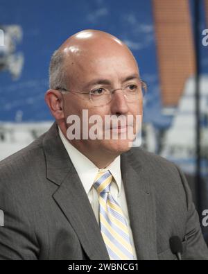 CAPE CANAVERAL, Ban. - I media hanno partecipato a una conferenza stampa pre-lancio al Kennedy Space Center, Flag. Ha sentito Mike Suffredini, responsabile del programma NASA per la stazione spaziale Internazionale al Johnson Space Center. Il lancio previsto per il 1° marzo in cima a un razzo Falcon 9, la capsula SpaceX Dragon farà il suo terzo viaggio verso la stazione spaziale. La missione è il secondo dei 12 voli SpaceX contratti dalla NASA per rifornire il laboratorio orbitale. Foto Stock