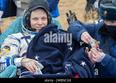 Expedition 63 Roscosmos cosmonauta Ivan Vagner viene visto fuori dalla navicella spaziale Soyuz MS-16 dopo essere atterrato con il cosmonauta Roscosmos Anatoly Ivanishin e l'astronauta della NASA Chris Cassidy in un'area remota vicino alla città di Zhezkazgan, Kazakistan, giovedì 22 ottobre 2020, ora del Kazakistan (21 ottobre ora orientale). Cassidy, Ivanishin e Vagner tornarono dopo 196 giorni nello spazio dopo aver servito come membri dell'equipaggio della Expedition 62-63 a bordo della stazione spaziale Internazionale. Foto Stock