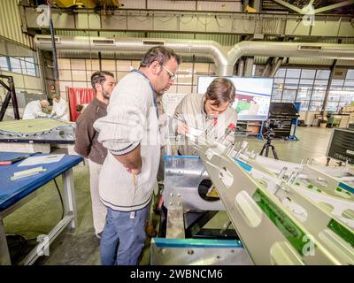 Mentre gli ingegneri in Europa continuano a equipaggiare il modulo di servizio della navicella spaziale Orion per Artemis i in preparazione per la spedizione al Kennedy Space Center della NASA in Florida il prossimo anno, stanno già iniziando i lavori sul modulo di servizio che alimenterà, promuoverà, raffreddare e fornire aria e acqua per la prima missione con equipaggio nella navicella Orion nei primi anni '2020 Il 19 settembre 2017, i tecnici della Thales Alenia di Torino, in Italia, lavorano sulla struttura primaria del modulo di servizio europeo che trasporterà gli astronauti in Orion Beyond the Moon durante Artemis II ESA (Agenzia spaziale europea) e suoi contraenti Foto Stock