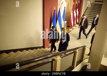 Riga, Lettonia. 11 gennaio 2024. Il primo ministro lettone Evika Silina, Right, accompagna il presidente ucraino Volodymyr Zelenskyy ad un incontro bilaterale presso il Palazzo di giustizia, l'11 gennaio 2024 a riga, in Lettonia. Credito: Ucraina Presidenza/Ufficio stampa presidenziale ucraino/Alamy Live News Foto Stock