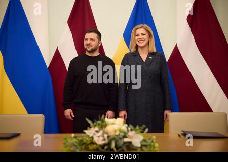 Riga, Lettonia. 11 gennaio 2024. Il presidente ucraino Volodymyr Zelenskyy, a sinistra, posa con il primo ministro lettone Evika Silina, a destra, prima di un incontro bilaterale al Palazzo di giustizia, l'11 gennaio 2024 a riga, in Lettonia. Credito: Ucraina Presidenza/Ufficio stampa presidenziale ucraino/Alamy Live News Foto Stock