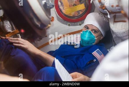 Expedition 64 l'astronauta della NASA Kate Rubins è vista all'interno della navicella spaziale Soyuz MS-17 durante il controllo FIT con i cosmonauti russi Sergey Ryzhikov e Sergey Kud-Sverchkov di Roscosmos, lunedì 28 settembre 2020, al cosmodromo di Baikonur in Kazakistan. Il trio si sta preparando per il lancio alla stazione spaziale Internazionale con la sua navicella Soyuz MS-17 dal Cosmodromo di Baikonur in Kazakistan il 14 ottobre, ora di Baikonur. Foto Stock