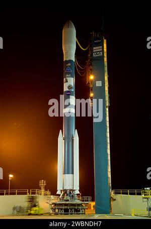 Il razzo Delta II con il suo carico utile della navicella spaziale Aquarius/SAC-D viene visto poco dopo il rollback della struttura di servizio giovedì 9 giugno 2011, alla Vandenberg Air Force base, California. La missione congiunta USA/Argentina Aquarius/Satélite de Aplicaciones Científicas (SAC)-D, prevista per il 10 giugno, mapperà la salinità sulla superficie dell'oceano, informazione fondamentale per migliorare la nostra comprensione di due componenti principali del sistema climatico terrestre: Il ciclo dell'acqua e la circolazione oceanica. Foto Stock