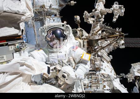 Iss053e079156 (5 ottobre 2017) --- l'astronauta della NASA e l'ingegnere di volo della Expedition 53 Mark Vande Hei è raffigurato durante una passeggiata spaziale per servire componenti sul braccio robotico Canadarm2 durante una passeggiata spaziale con l'astronauta della NASA Randy Bresnik (fuori dal telaio). Foto Stock