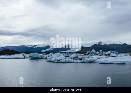 Titolo: Vista panoramica del lago ghiacciato contro il cielo - Laguna glaciale Foto Stock