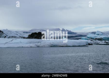 Titolo: Vista panoramica del lago ghiacciato contro il cielo - Laguna glaciale Foto Stock