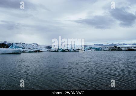 Titolo: Vista panoramica del lago ghiacciato contro il cielo - Laguna glaciale Foto Stock