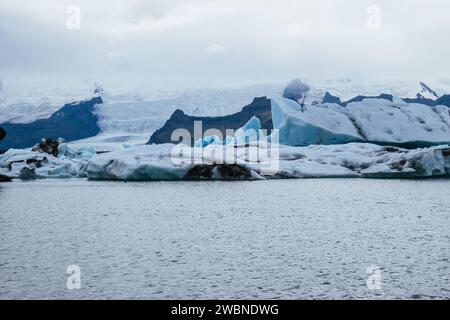 Titolo: Vista panoramica del lago ghiacciato contro il cielo - Laguna glaciale Foto Stock