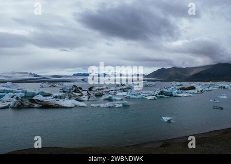 Titolo: Vista panoramica del lago ghiacciato contro il cielo - Laguna glaciale Foto Stock