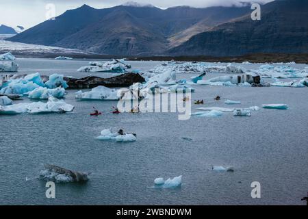 Titolo: Vista panoramica del lago ghiacciato contro il cielo - Laguna glaciale Foto Stock