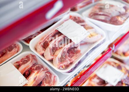 Agnello crudo fresco confezionato in vassoi di plastica nella macelleria Foto Stock