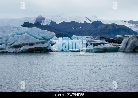 Titolo: Vista panoramica del lago ghiacciato contro il cielo - Laguna glaciale Foto Stock