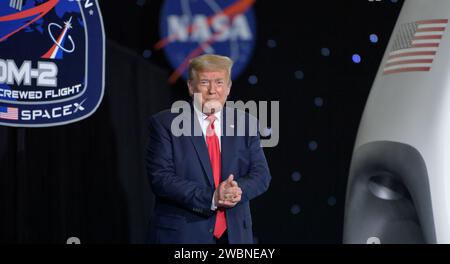 Il presidente Donald Trump fa commenti dopo il lancio di Crew Dragon Demo-2. Il razzo Falcon 9 trasportò gli astronauti Behnken e Hurley alla ISS dal Kennedy Space Center il 30 maggio 2020, segnando il primo lancio con equipaggio degli Stati Uniti in orbita terrestre bassa dal 2011. Foto Stock