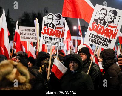 Varsavia, Polonia, 11 gennaio 2024. Folle di persone, con bandiere e striscioni nazionali polacche che recano "Solidar with Kaminski and Wasik”, guidate dalla legge e dalla giustizia (Prawo i Sprawiedliwość - PIS) i leader dei partiti politici protestano di fronte all'edificio del Parlamento polacco contro i cambiamenti nei media pubblici in Polonia e nella protezione della democrazia - dicono i politici del PIS. Il partito legge e giustizia governò in Polonia per 8 anni fino a quando non perse le ultime elezioni nell'ottobre 2023. Il partito diventa ora una forza di opposizione di destra contro una coalizione di governo più centrista e liberale, dove la principale politica Foto Stock