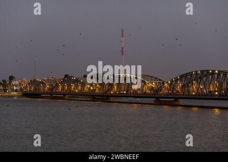 Africa occidentale, Senegal, Saint Louis. Faidherbe Bridge di notte. Foto Stock