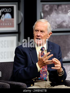 L'astronauta Apollo 16 Charlie Duke, la decima persona a camminare sulla luna che ha trascorso 71 ore sulla superficie lunare, parla durante una discussione, lunedì 20 luglio 2009, ospitato da Nick Clooney al Newseum di Washington come parte della commemorazione del 40 ° anniversario dello sbarco sulla luna dell'Apollo 11. Foto Stock