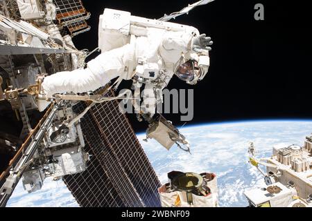 Iss053e095794 (10 ottobre 2017) --- l'astronauta NASA e l'ingegnere di volo della Expedition 53 Mark Vande Hei è raffigurato durante una passeggiata spaziale per servire componenti sul braccio robotico Canadarm2 durante una passeggiata spaziale con l'astronauta NASA Randy Bresnik (fuori dal telaio). Foto Stock