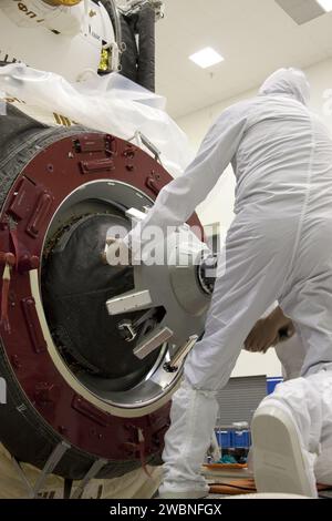 CAPE CANAVERAL, Ban. – Nell'impianto di elaborazione del carico utile Astrotech a Port Canaveral, Flag., il portello del Mini-Research Module-1 di costruzione russa, o MRM-1, è chiuso per il volo da un lavoratore vestito in abiti da camera bianca, noto come Bunny suit. L'equipaggio di sei membri della missione STS-132 dello Space Shuttle Atlantis consegnerà un vettore integrato Cargo e l'MRM-1, noto come Rassvet, alla stazione spaziale Internazionale. Il secondo di una serie di nuovi componenti pressurizzati per la Russia, MRM-1 sarà fissato in modo permanente alla porta di messa a terra del modulo di comando Zarya. Rassvet, che si traduce in Foto Stock