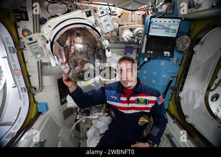 Iss063e033672 (28 giugno 2020) --- astronauta della NASA e il comandante della Expedition 63 Chris Cassidy mostra il casco di una tuta spaziale statunitense durante la manutenzione all'interno dell'airlock quest. Foto Stock