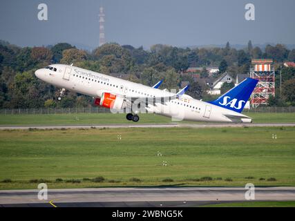 Aeroporto di Düsseldorf, aeromobili in decollo dalla pista principale, SAS Scandinavian Airlines, Airbus A320neo, se-ROM, Foto Stock