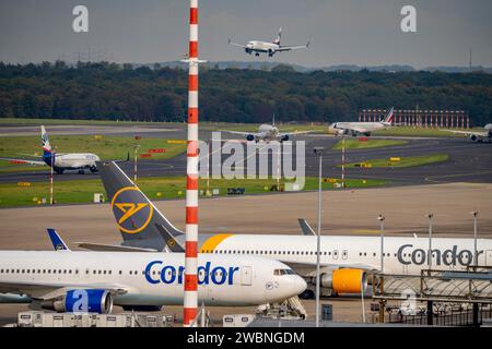 Aeroporto di Düsseldorf, SunExpress Boeing 737 all'atterraggio, Foto Stock