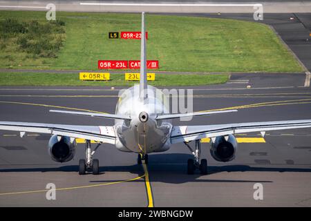 Aeroporto di Düsseldorf, aereo sulla via di rullaggio, segni sul piazzale Foto Stock