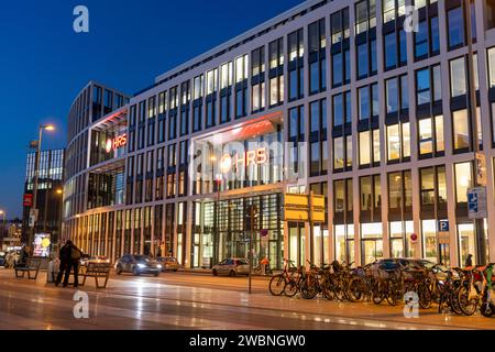 Unternehmenszentrale des Reiseportals HRS, am Kölner Hauptbahnhof, am Breslauer Platz, Kölner Dom, Köln, NRW, Deutschland, HBF Köln *** sede centrale del portale viaggi HRS, presso la stazione centrale di Colonia, a Breslauer Platz, Cattedrale di Colonia, Colonia, NRW, Germania, stazione centrale di Colonia Foto Stock