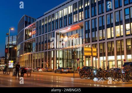 Unternehmenszentrale des Reiseportals HRS, am Kölner Hauptbahnhof, am Breslauer Platz, Kölner Dom, Köln, NRW, Deutschland, HBF Köln *** sede centrale del portale viaggi HRS, presso la stazione centrale di Colonia, a Breslauer Platz, Cattedrale di Colonia, Colonia, NRW, Germania, stazione centrale di Colonia Foto Stock