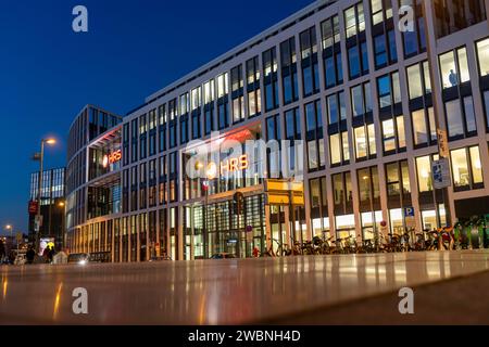 Unternehmenszentrale des Reiseportals HRS, am Kölner Hauptbahnhof, am Breslauer Platz, Kölner Dom, Köln, NRW, Deutschland, HBF Köln *** sede centrale del portale viaggi HRS, presso la stazione centrale di Colonia, a Breslauer Platz, Cattedrale di Colonia, Colonia, NRW, Germania, stazione centrale di Colonia Foto Stock